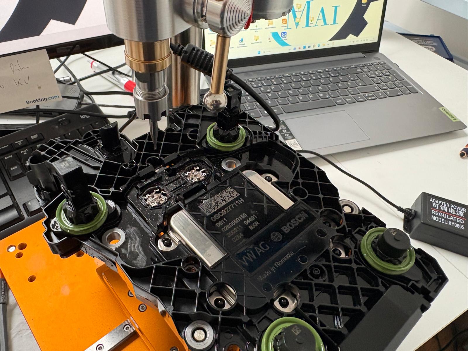 Arbeit am geöffneten Getriebesteuergerät bei MaiGears