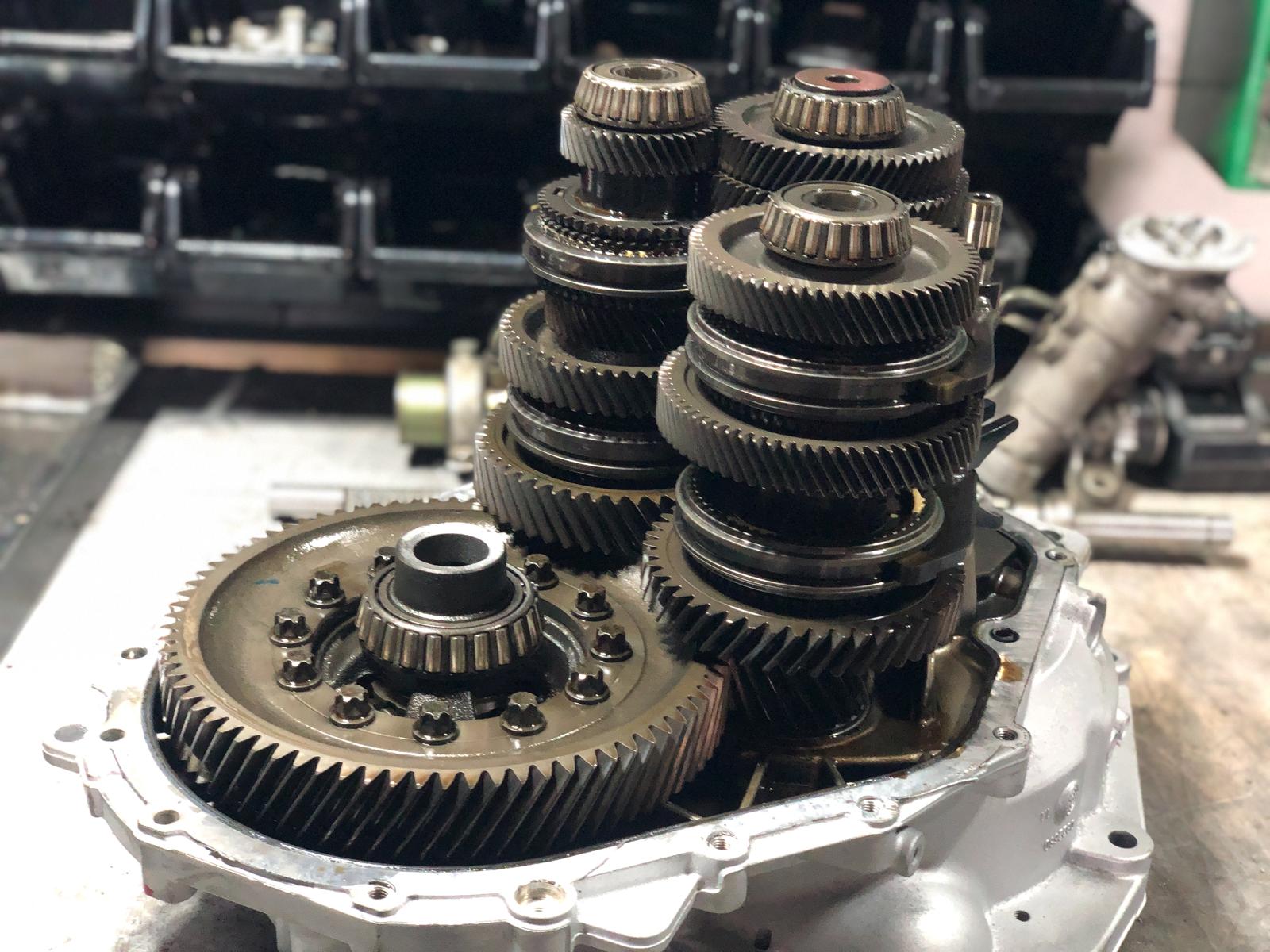 Geöffnetes DSG-Getriebe mit Zahnradwellen und Differential in der MaiGears-Werkstatt